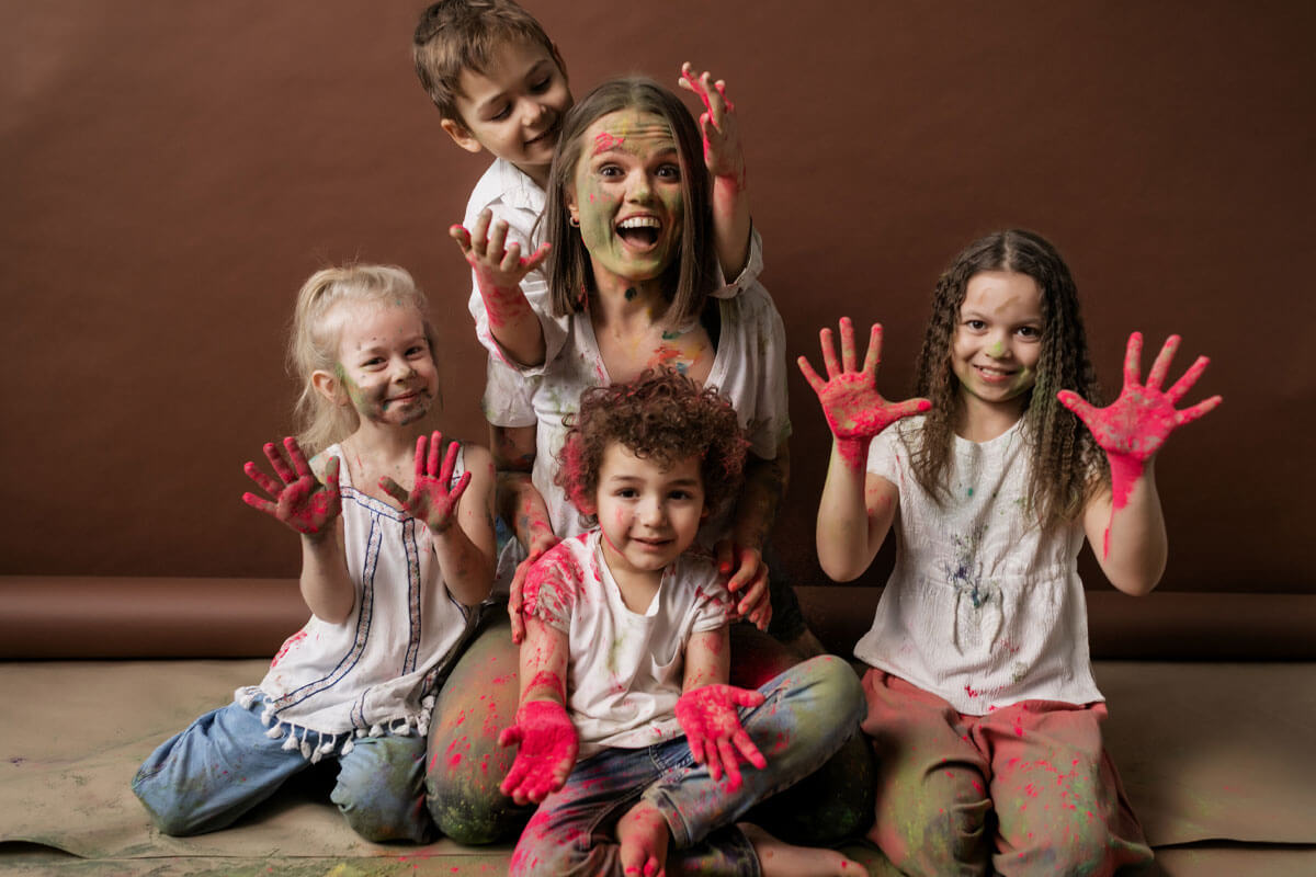 Kinderen zijn bezig met vingerverf tijdens een kinderfeestje.