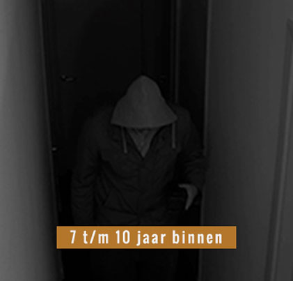 Een man loopt met een juwelendoosje weg