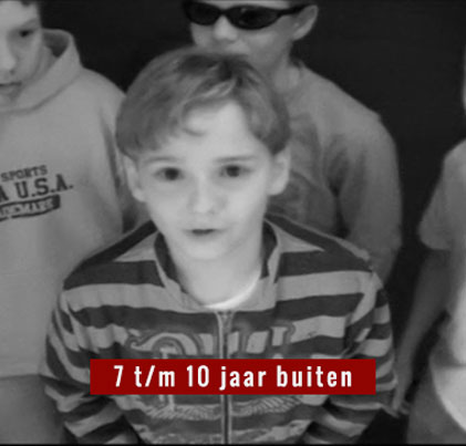 Kinderen die opgesloten zijn in een kamer